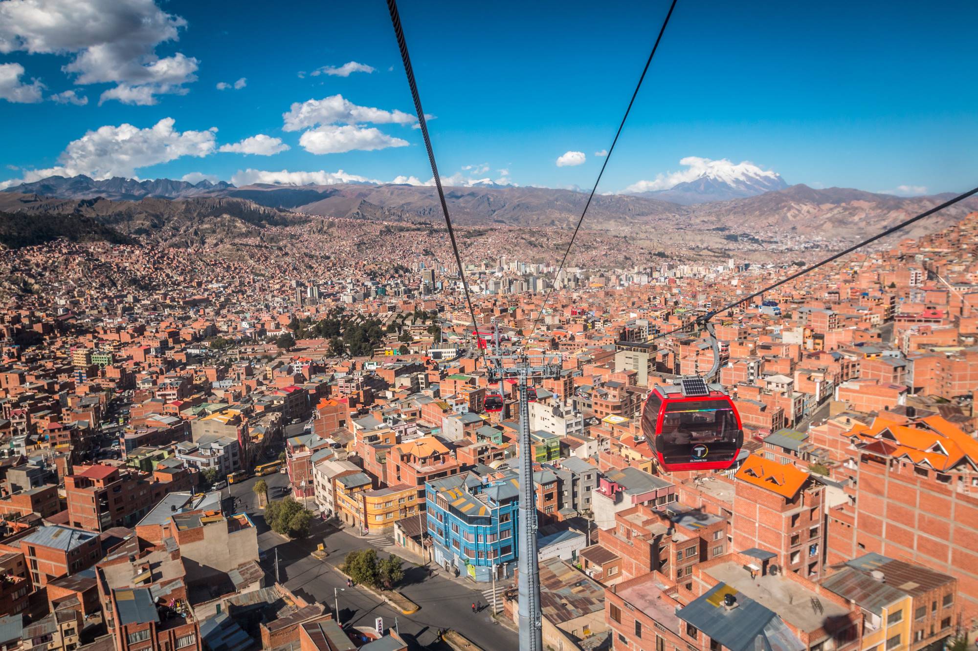 Pogled na bolivijsko prestolnico La Paz in gondola, ki pelje na razgledno točko nad mestom.