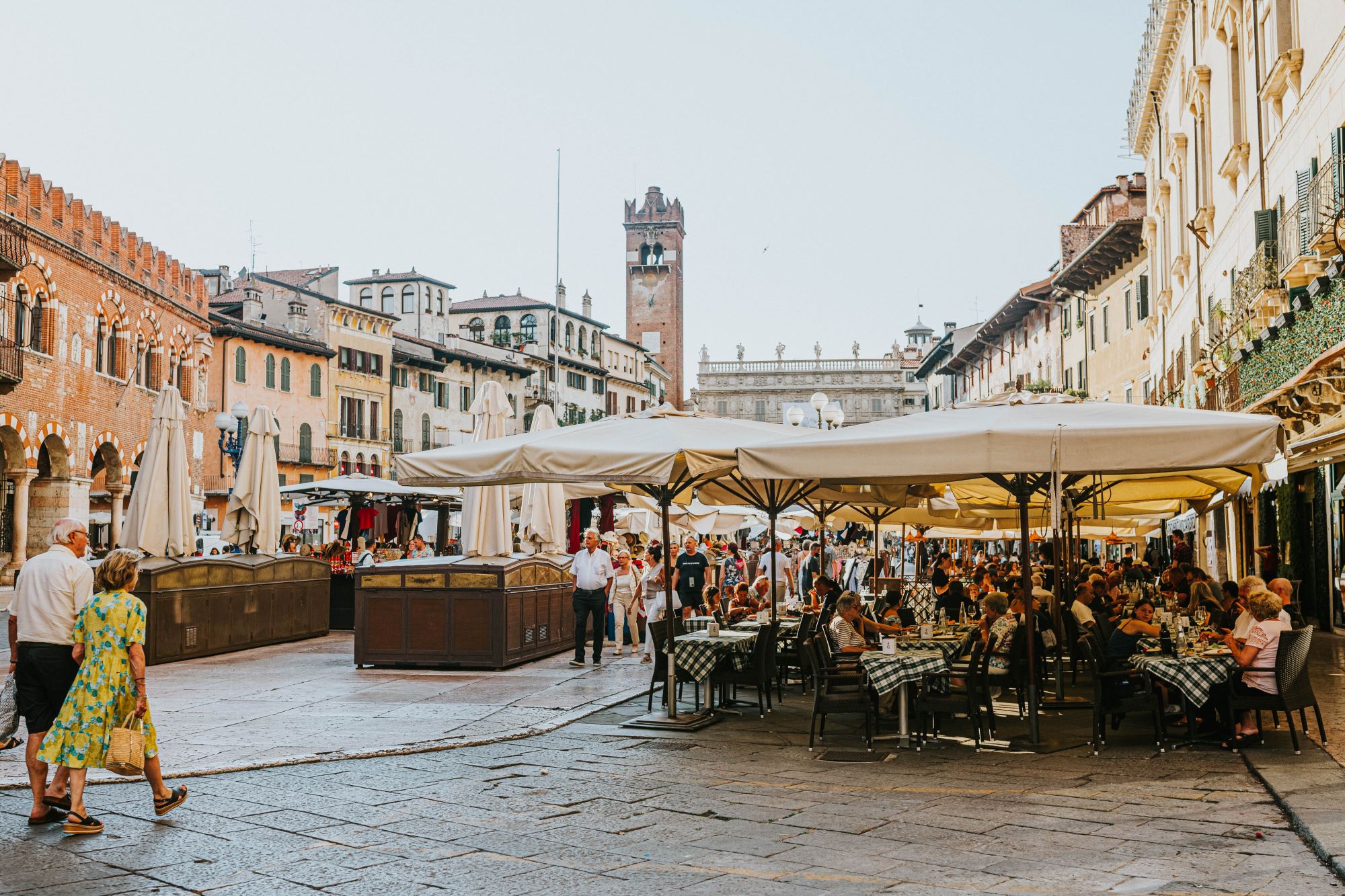 Živahni trg v središču Verone Piazza delle Erbe s številnimi bari, restavracijami in trgovinami.