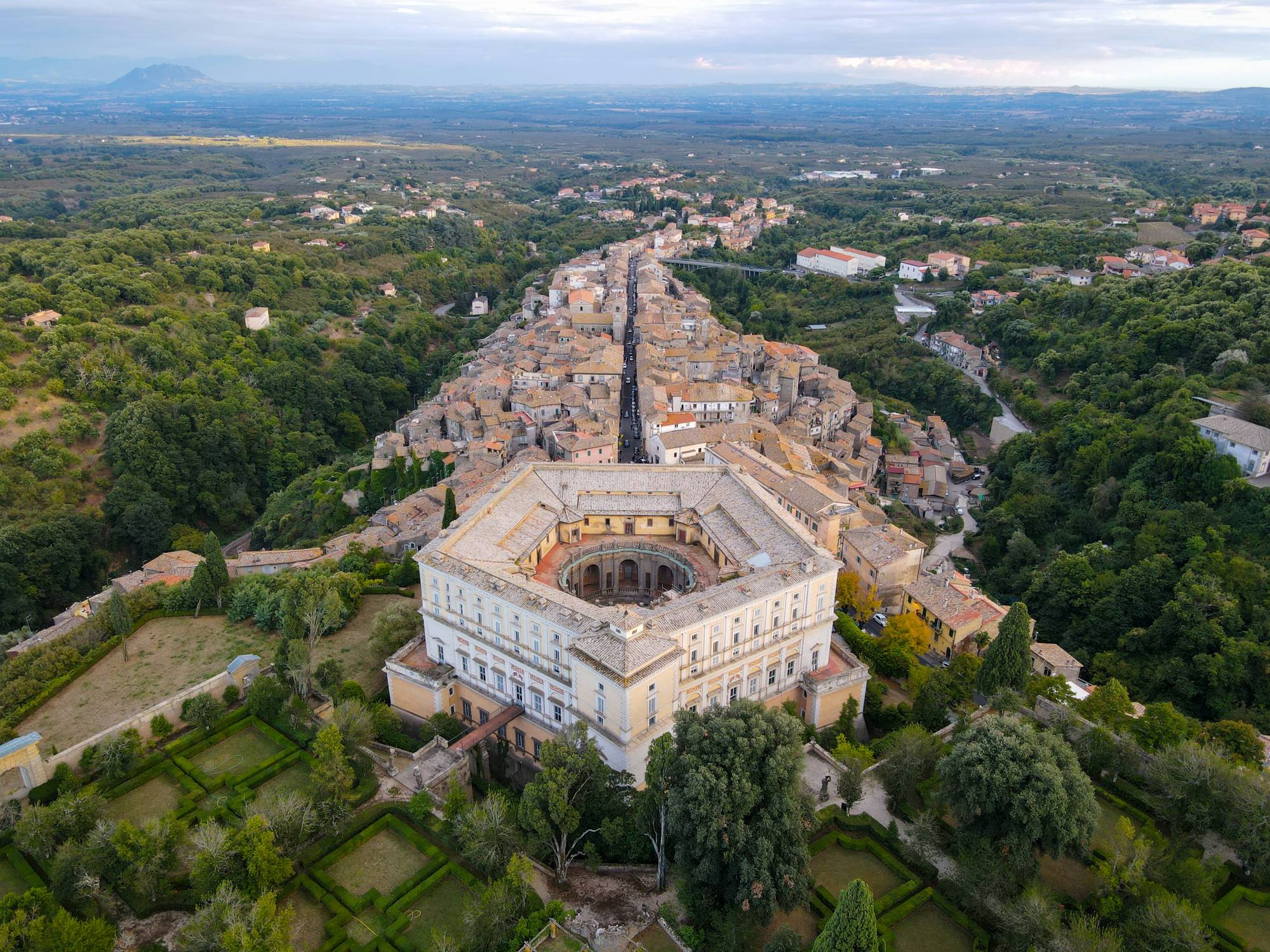 Pogled na mesto Caprarola in palača Palazzo Farnese oktagonske oblike.