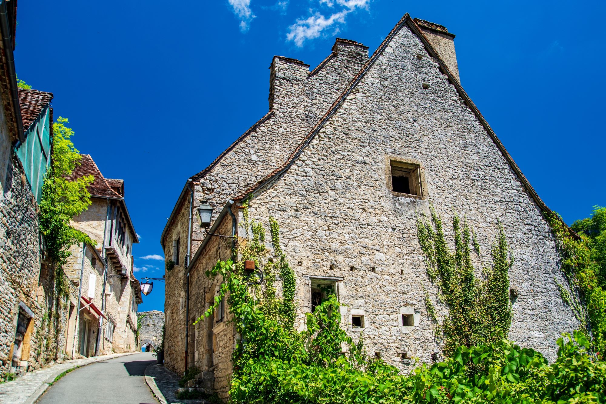Staro mestno jedro Rocamadour v Franciji z ozkimi ulicami in kamnitimi hišami.
