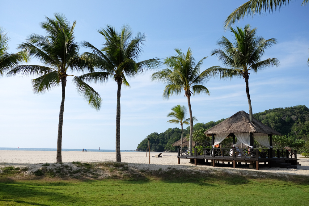 Plaža z mivko in palmami v kraju Kota Kinabalu