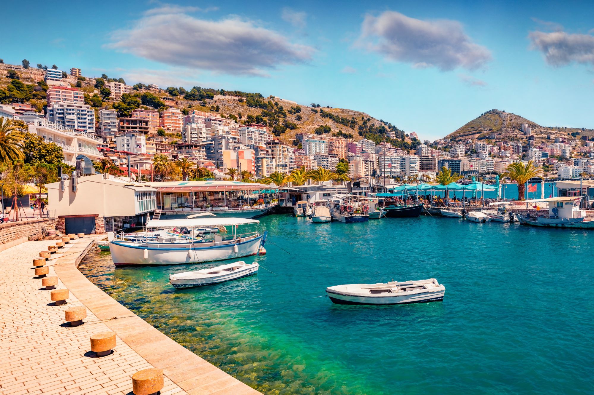 Marina in promenada v letoviškem mestu na jonski obali Saranda v Albaniji.