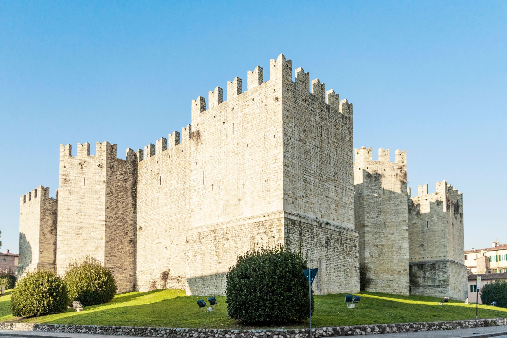 Cesarjev grad iz 13. stoletja v mestu Prato na trgu Piazza delle Carceri.