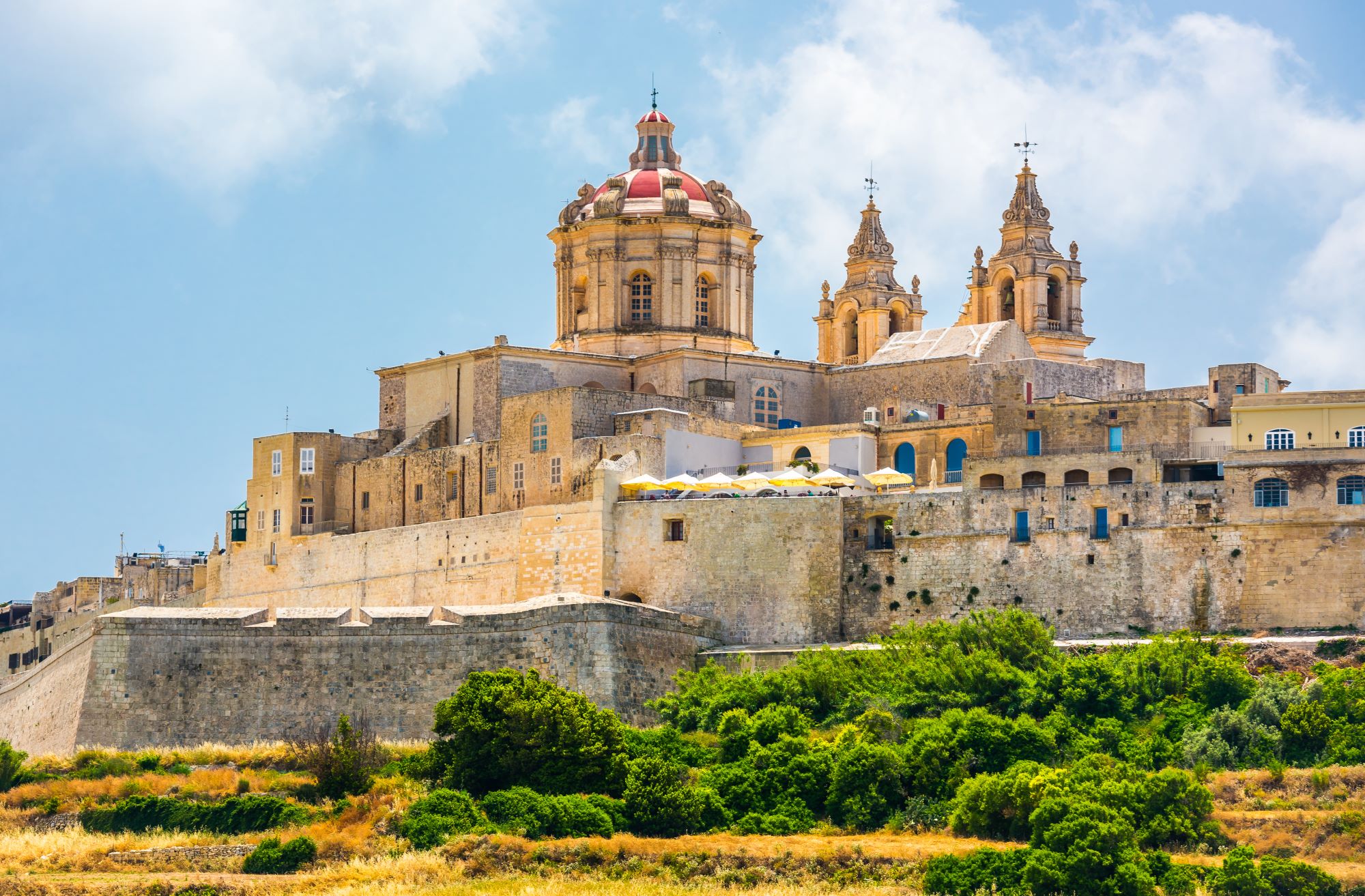 Pogled na kraj Mdina na Malti z mogočnim obzidjem in pogled na katedralo svetega Pavla.