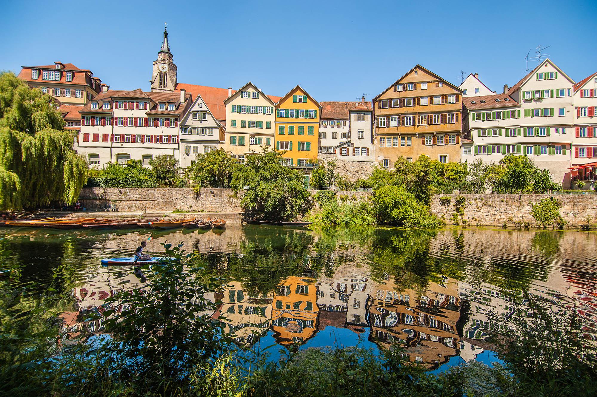 Pogled na stari del Tübingena z reke Neckar, ki teče skozi to bavarsko mesto.