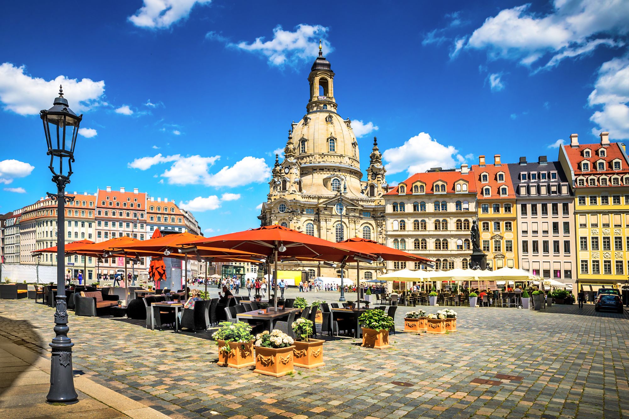 Mestno središče saške prestolnice Dresdna v Nemčiji s cerkvijo Frauenkirche in živahnim trgom z letnimi vrtovi gostiln Neumarkt.