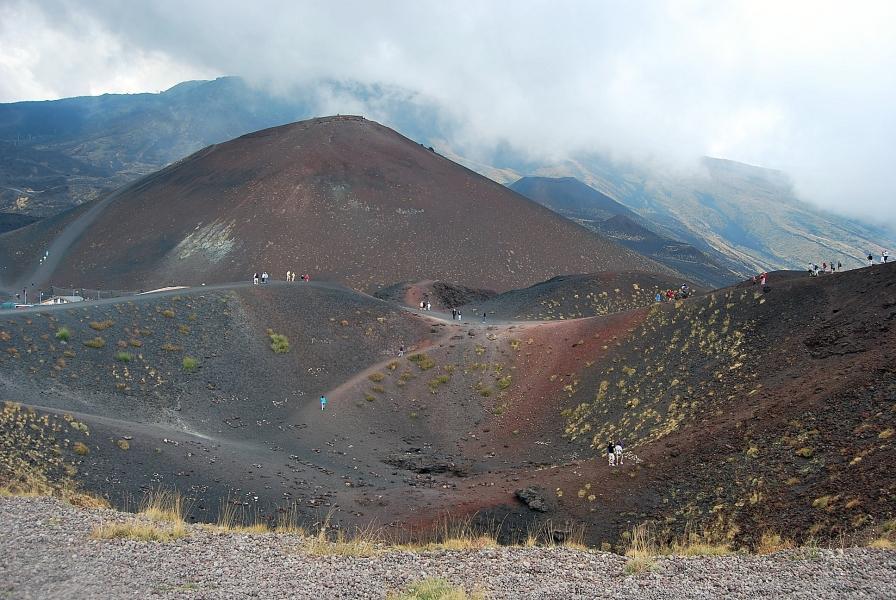 Sprehod po vulkanu Etna na Siciliji.