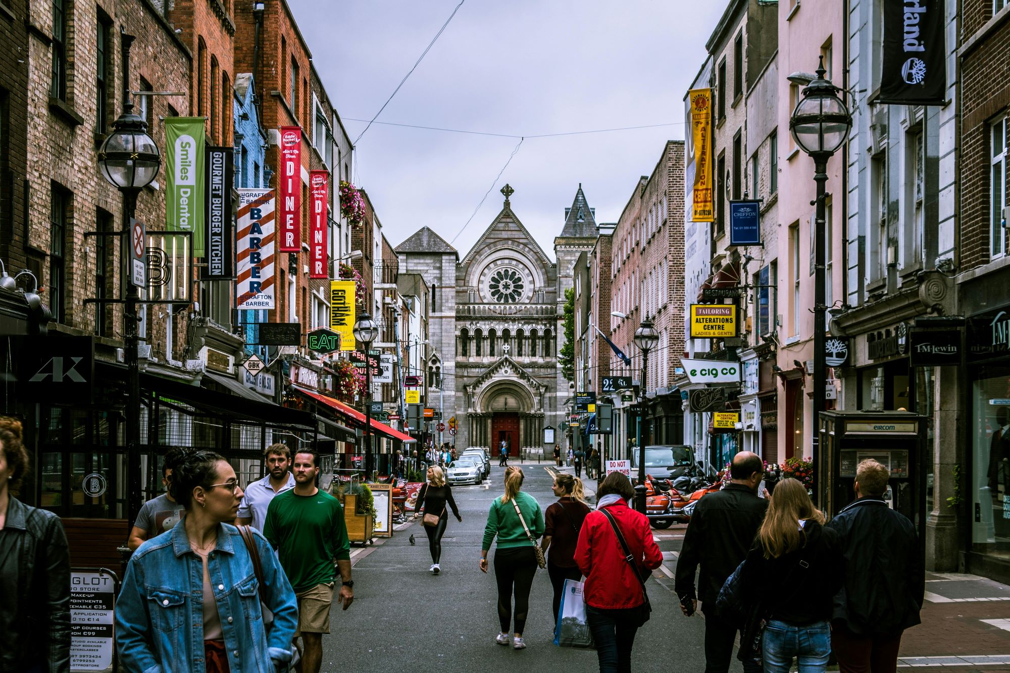 Sprehajalci na živahni dublinski ulici Grafton v središču mesta na Irskem.