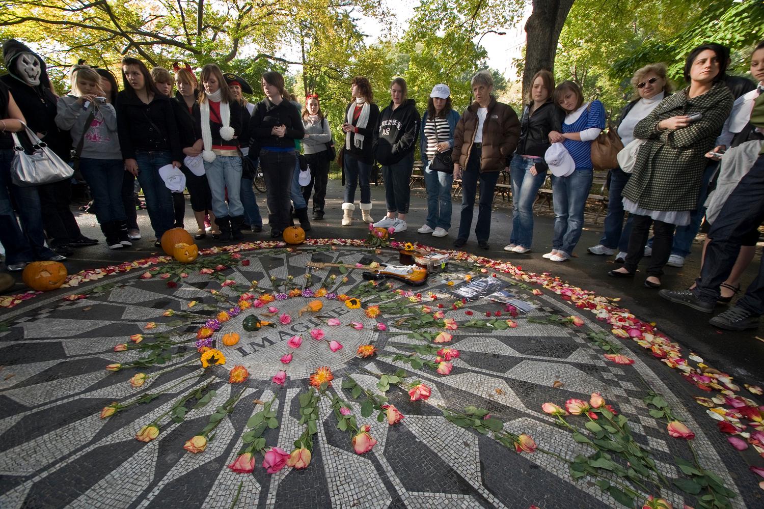 Oboževalci in turisti si ogledujejo spominsko obeležje Johnu Lennonu v Centralnem parku v New Yorku.