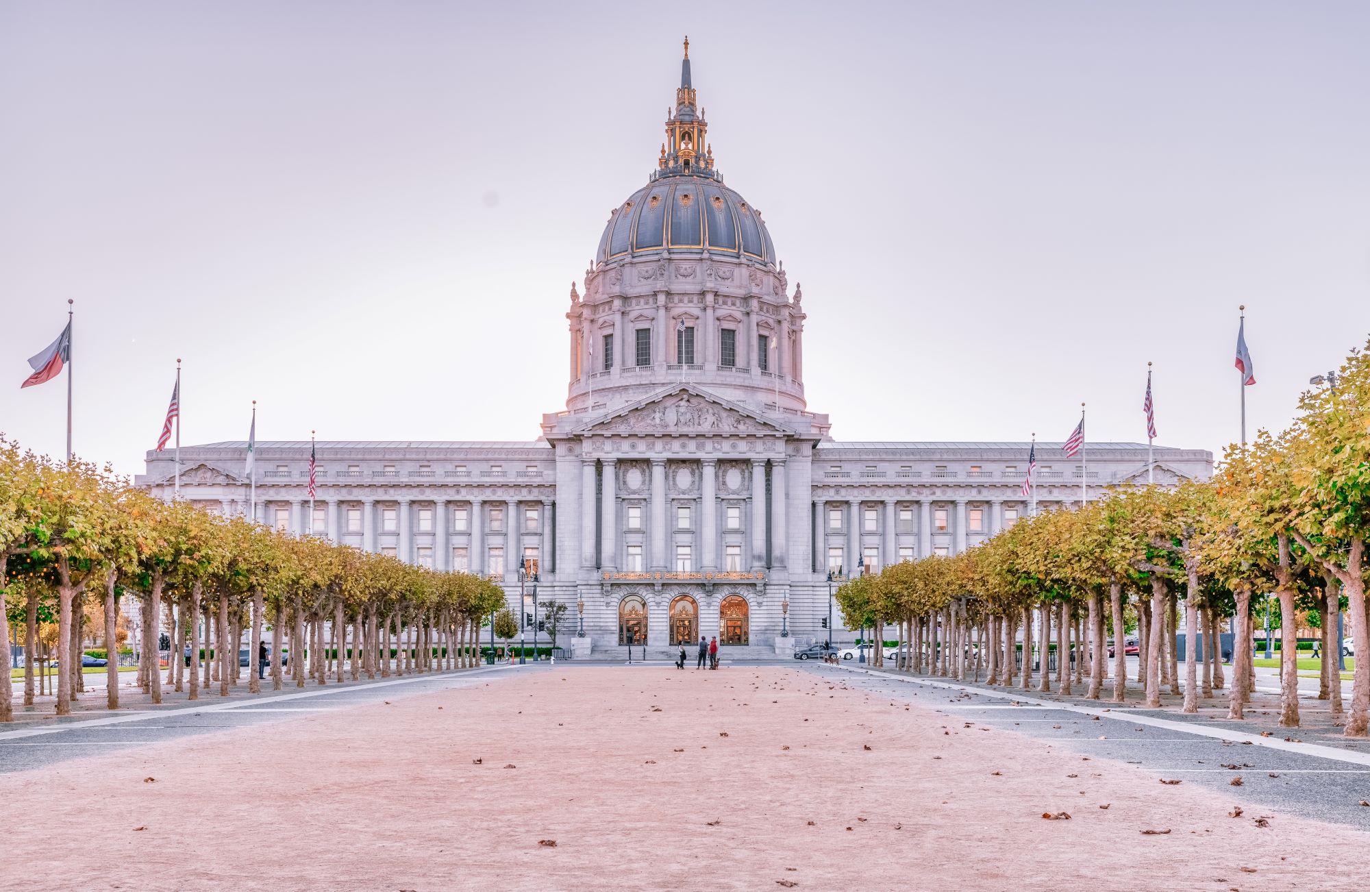 Pročelje mogočne stavbe mestne hiše v San Franciscu, katere kupola je višja od tiste na Kapitolu v Washingtonu.
