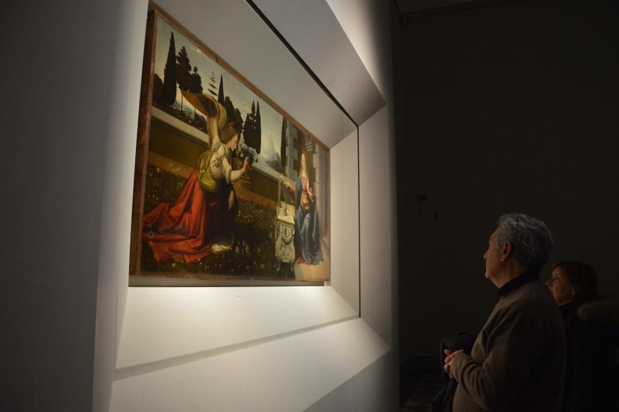 Obiskovalca si v Galeriji Uffizi v Firencah ogledujeta sliko renesančnega slikarja Leonarda da Vincija Oznanenje.